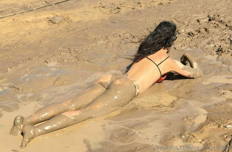 I love to get dirty on my own pigsty... do you wanna come? 🐽