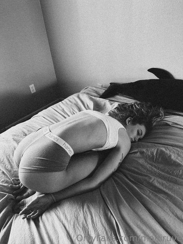waiting for you to come home from work and play with me 💖
