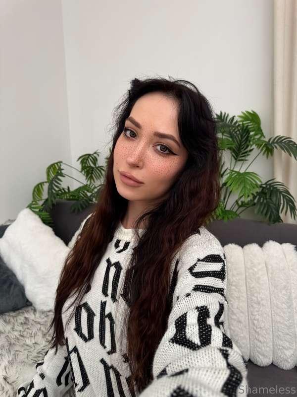 Cozy hair, sleepy eyes, and (I hope) your favorite girl 📱