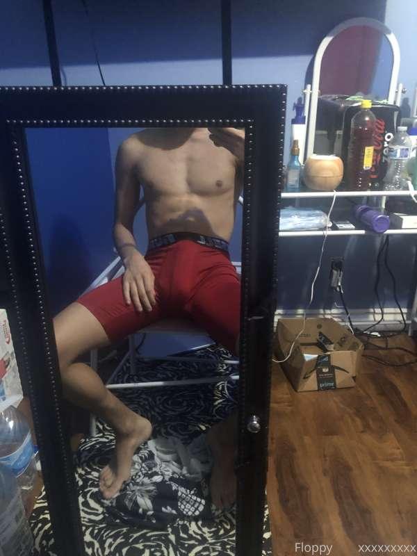 You guys like bulge pics 😏