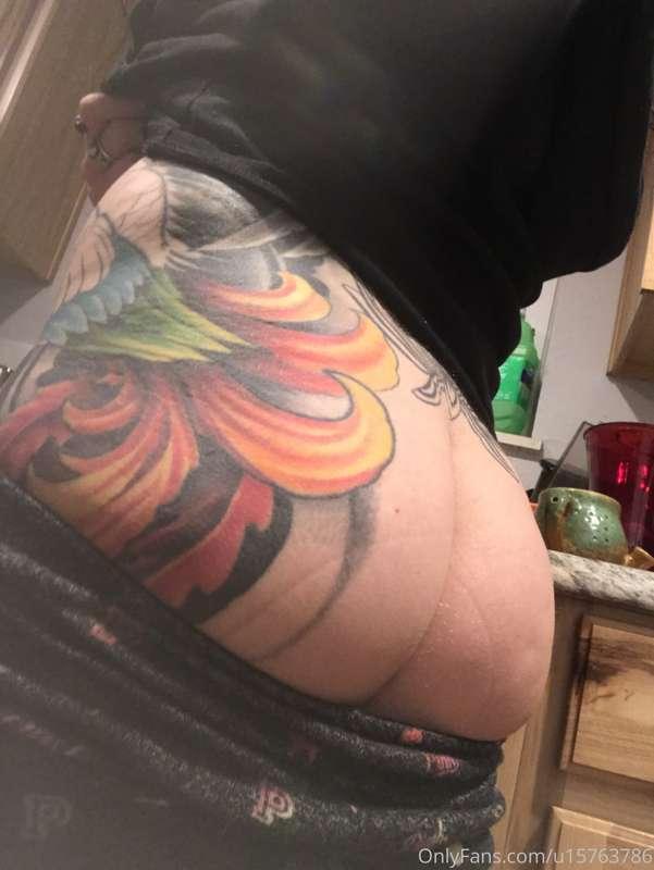 Being a hoe while my roommates are in the living room 😹 No u..