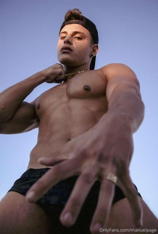 Imagine having your head where I'm holding my hand 🤪🔥 stay w..