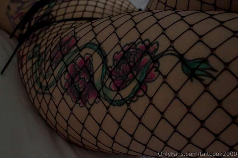 Tattoos and fishnets 💞