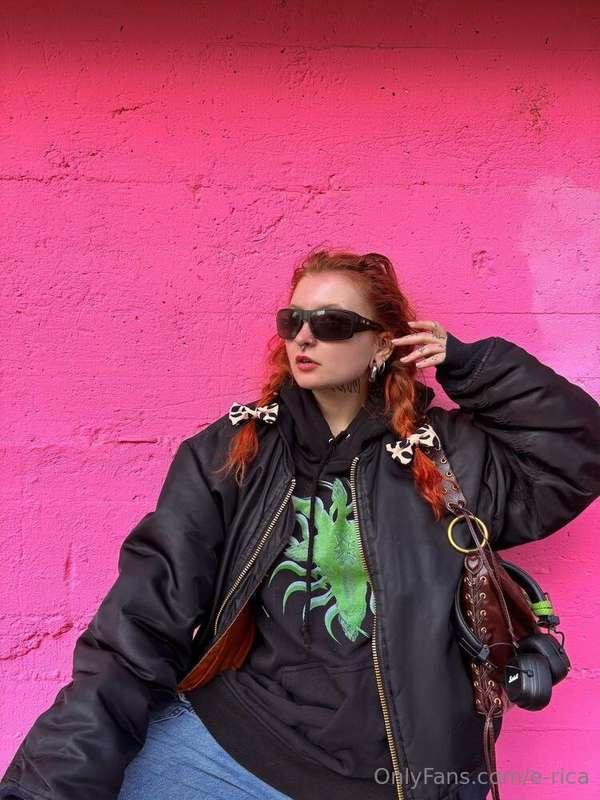 𝐅𝐑𝐄𝐄 𝐒𝐔𝐁𝐒𝐂𝐑𝐈𝐏𝐓𝐈𝐎𝐍 @glitch_girl sexy crazy slut fucks all her..