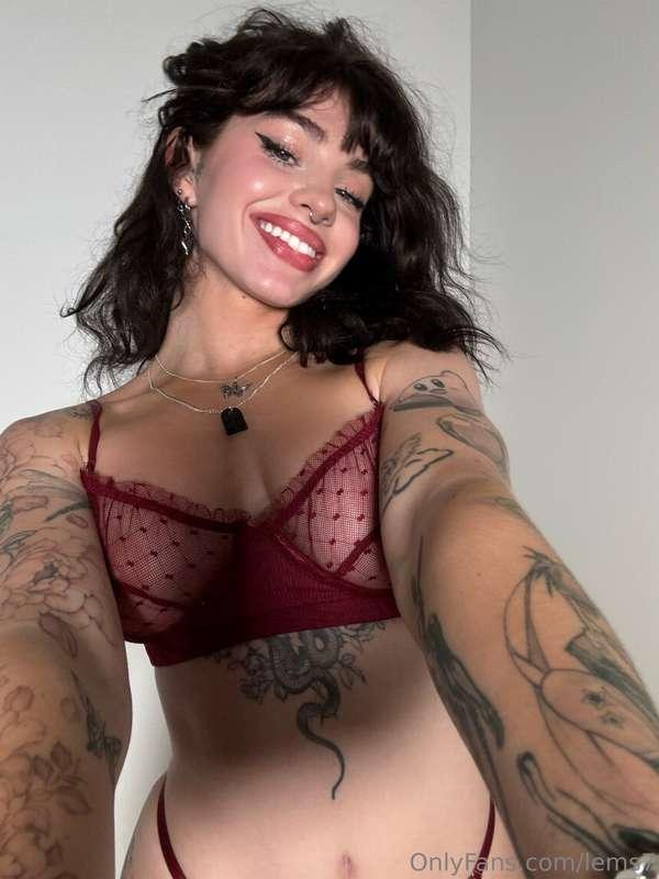 hug me from behind and kiss my neck 💋
