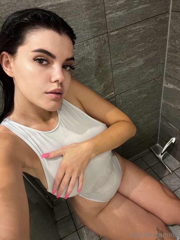 The shower and a white shirt go well together, don't they? 😘