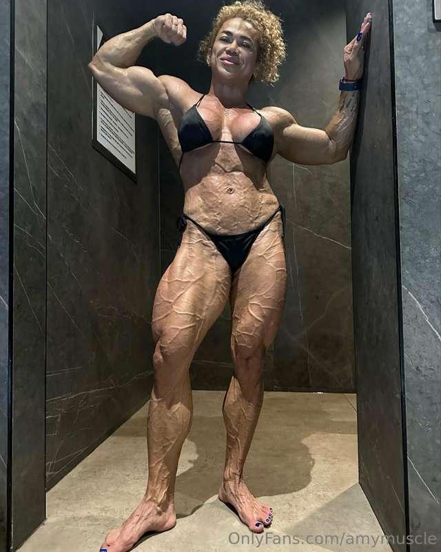I’m looking so crazy veiny right now, training so hard to ge..