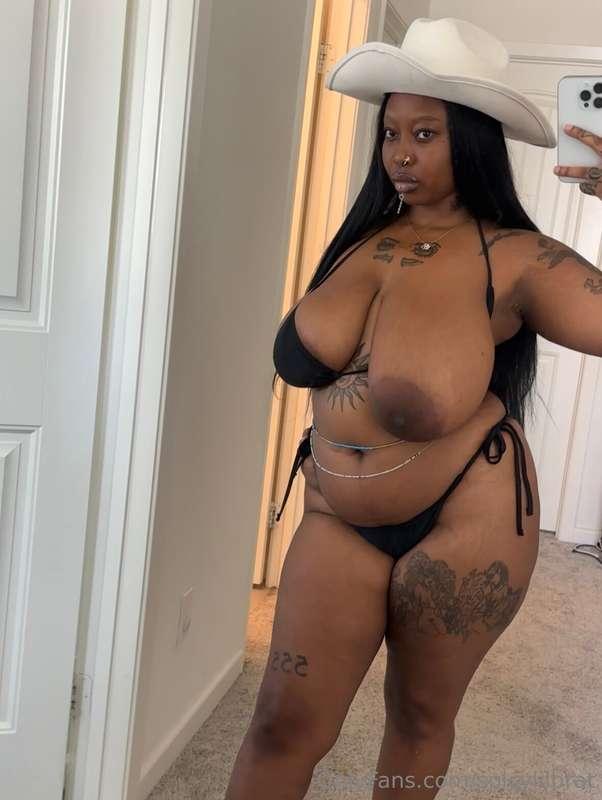 I loved this look very much. So simple, yet so sexy 🥵 & of c..