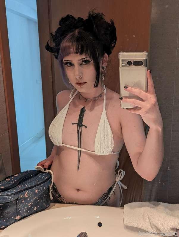 There's more bikini pics + videos of the naughty stuff I got up to while wearing it when you sub btw 👀

#goth #egirl #alt #alternative #emo #british #tattoo