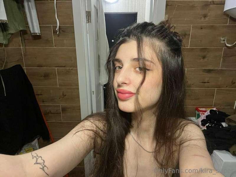 Do you want to kiss my lips ?)