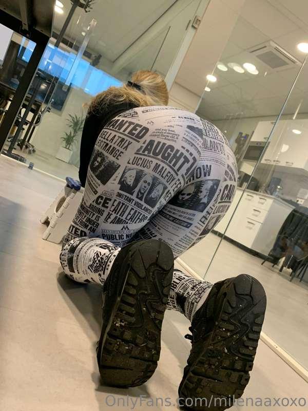 Dirty Soles, but BIG, PHAT A$$ in SPANDEX LEGGINGS 😳🍑 Do you..