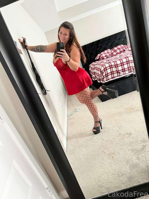 I just wanna dance and shake this ass in this Christmas slut..