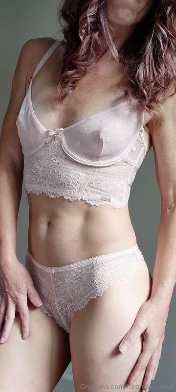 Lingerie like this doesn't stay on a body for too long, does..