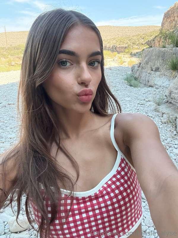 a cute selfie for you today 🍓 how are you doing?