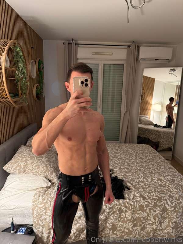 This is live 🔴 Waiting for a slave right now 😈 Should I film..