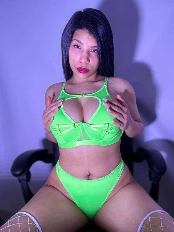My kinkiest friend is ready to have fun with you live 😏What ..