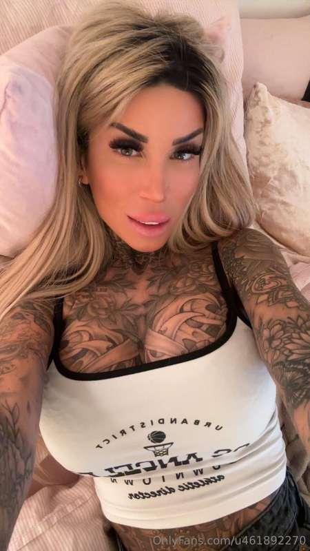 Wanna join me in bed, babe? 😉