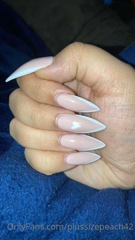 Would my nails look good wrapped around your cock?💅🏽💦