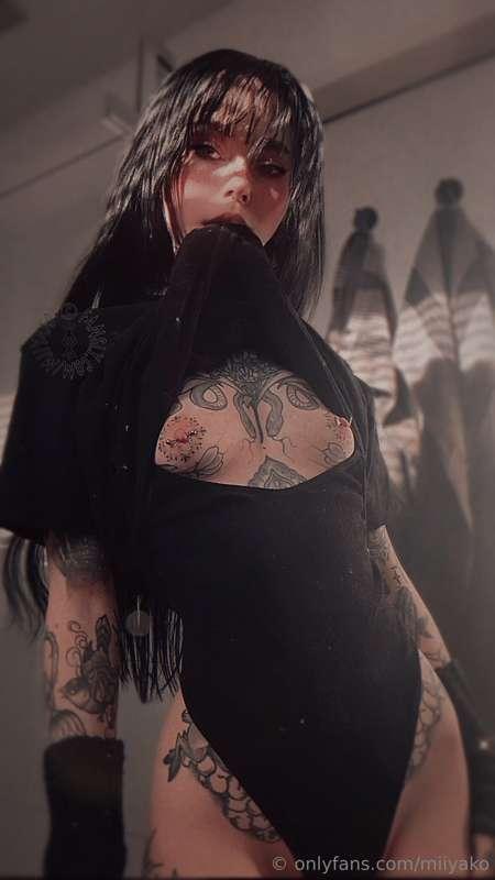 Look what I’m hiding under my big shirt 🫣🖤