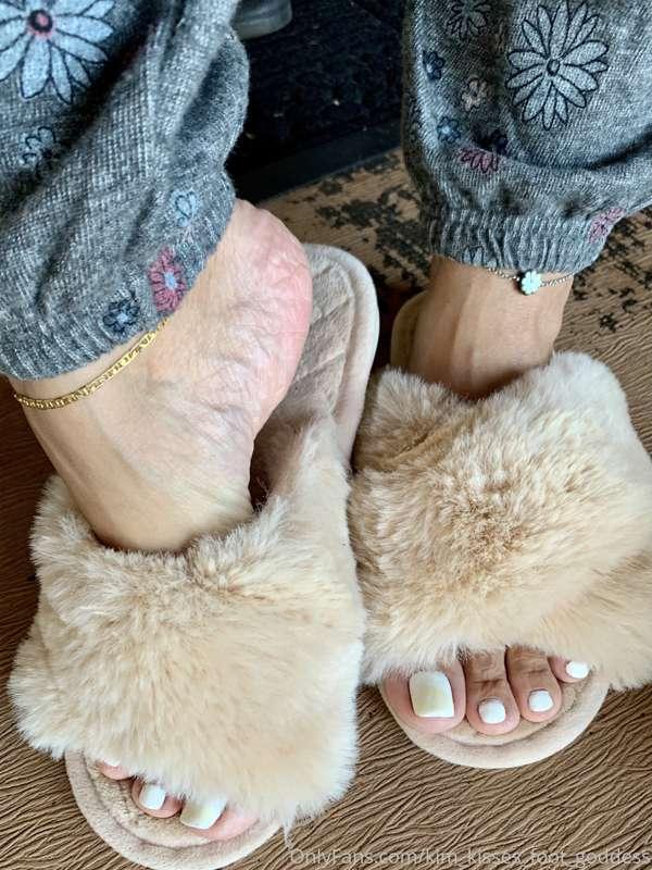 Starting this weekend off with Slippers and Soles😏