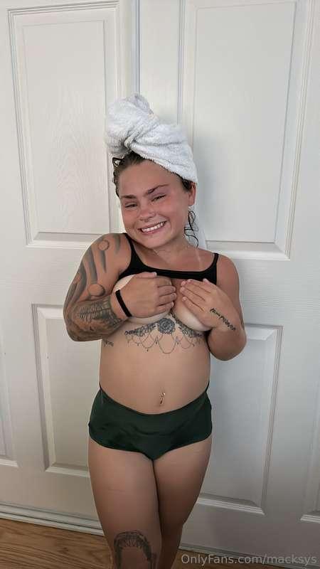 I’m full from eating my cake but it’s my birthday today🥰🥰🥰