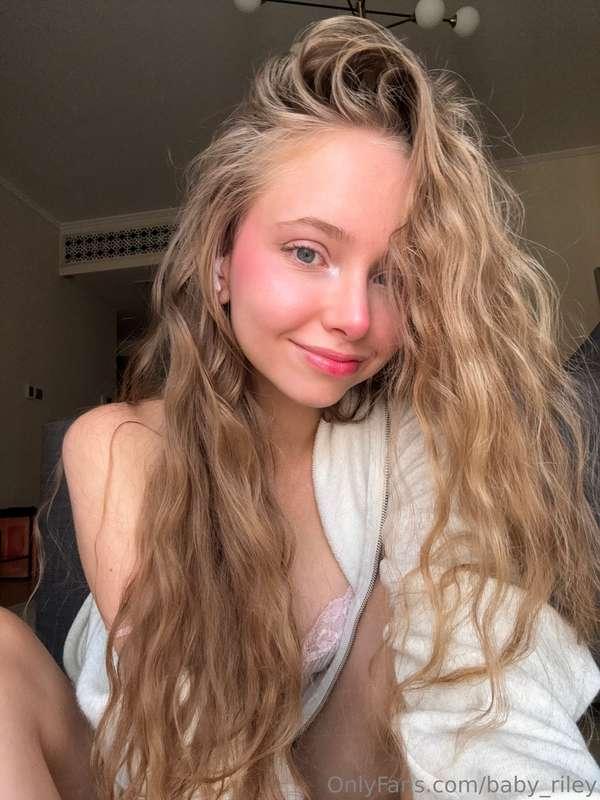 Catching sunlight on my cheeks is vitamin D and happiness 🌞😋