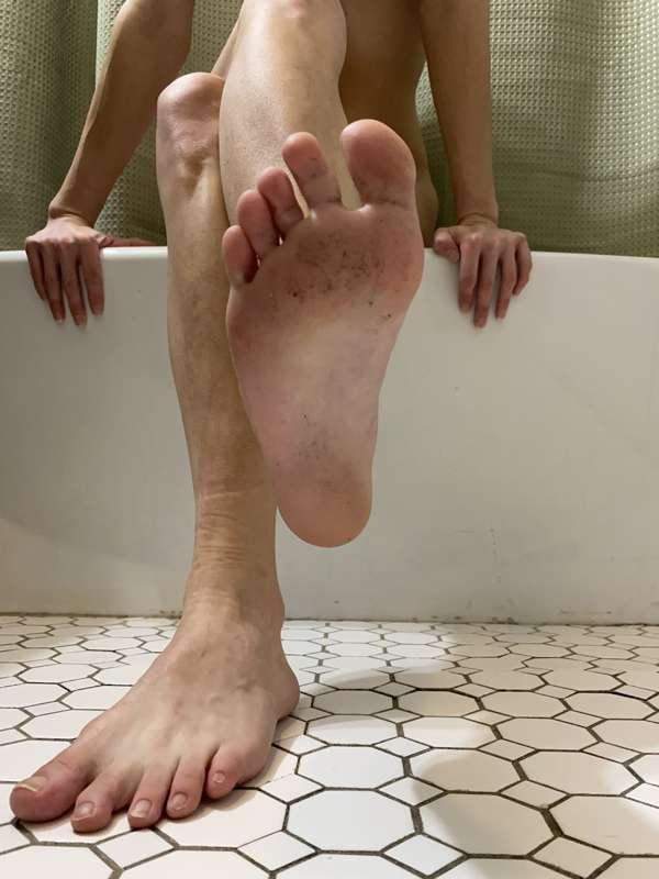 some dirtyyy feet that need some cleaning 😳🧼👅 shower time is..