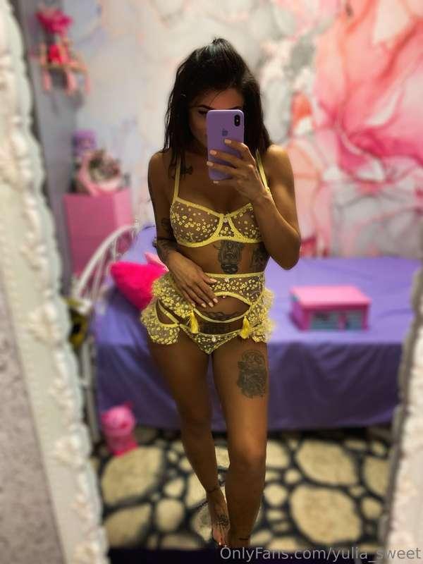 Is it hard for you to look away?👀👀