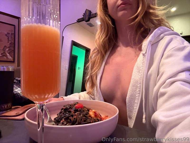 Pre-stream door dash and cocktails have arrived 