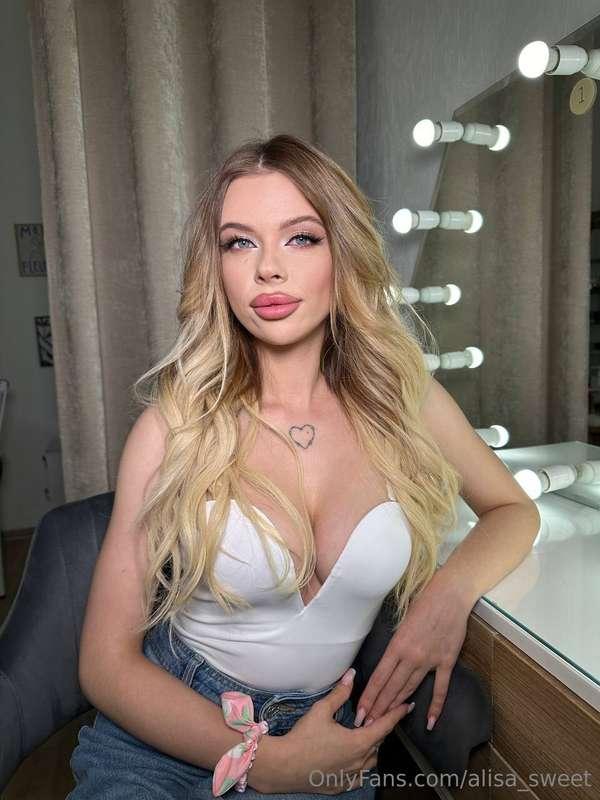 Love yourself first than the world around🤍