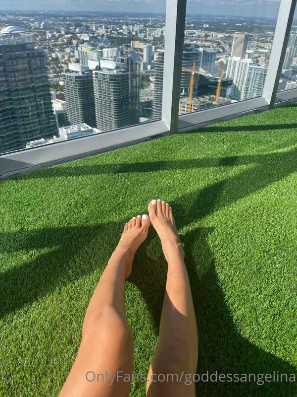 Like this if you want my pretty feet wrapped around your coc..