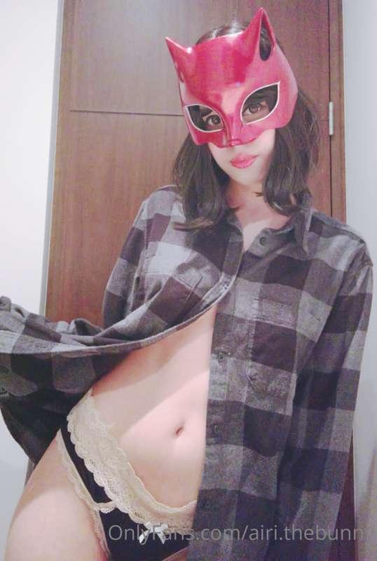 I think I look really good in your clothes
We should be stay..