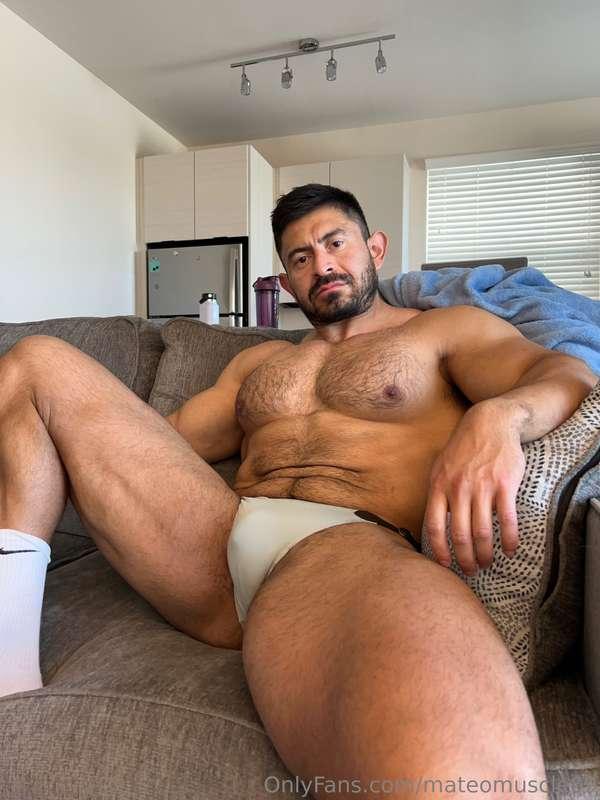 Come sit on papi’s lap. 😘
