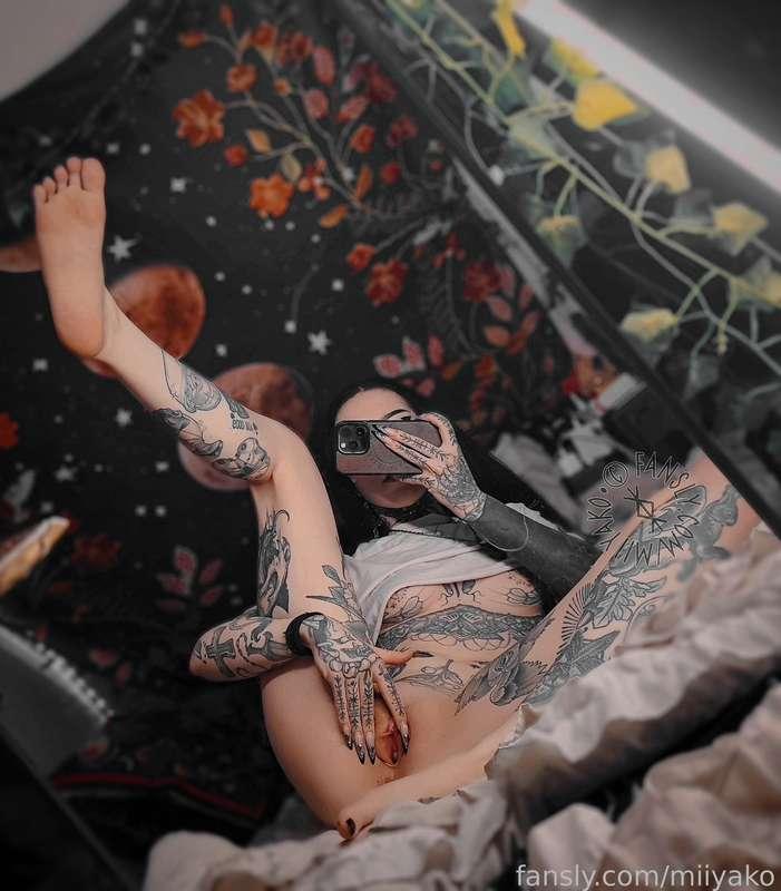 Would you like if I send you pics spreading my cute pussy while you’re at work? ⛓️‍💥