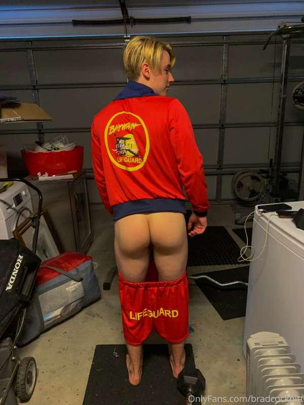 Brad Cockpitt here your friendly neighbourhood lifeguard 😉💦