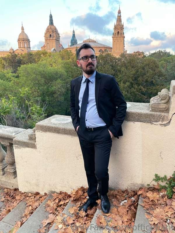 • 🇺🇸 Man in black, part 1
• 🇪🇸 Hombre de negro, parte 1