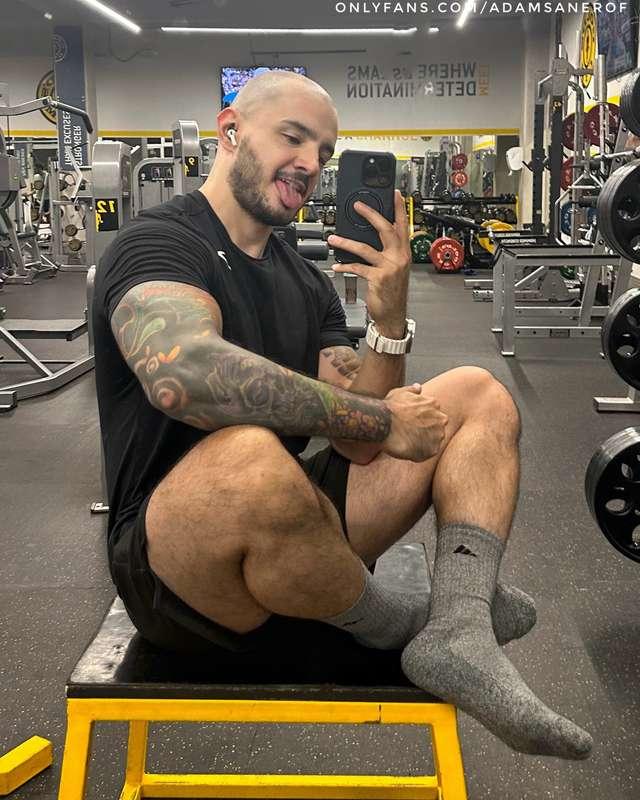 **Sometimes I like to wear clothes to work out** 😝💪 Check th..