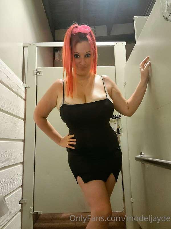 Who loves bar bathroom selfies?