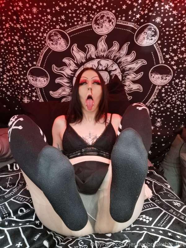 FEET THAT WILL MAKE YOU DRIP🔥
Picture set with sockings, wit..