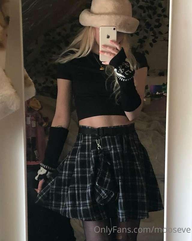 wanna look up my skirt? :3