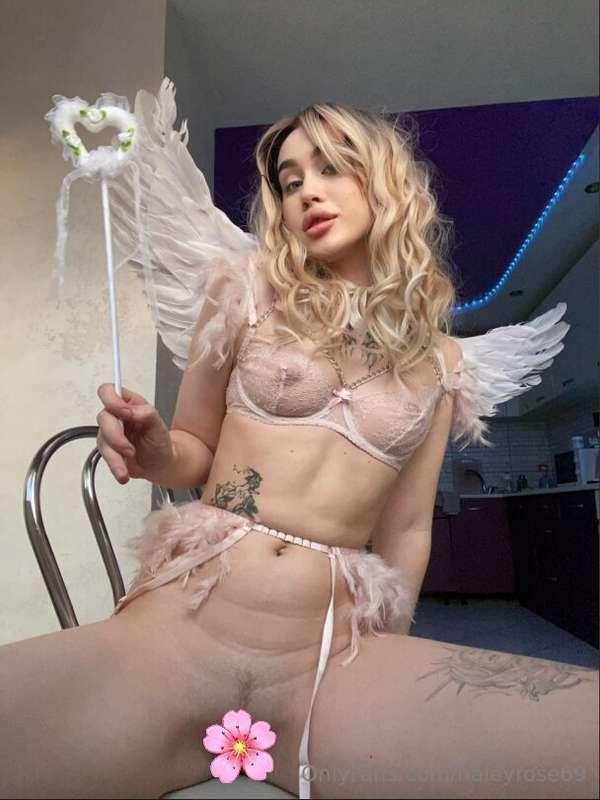 Ohhh, this blond angel @zhanna_dark created page on OF and d..