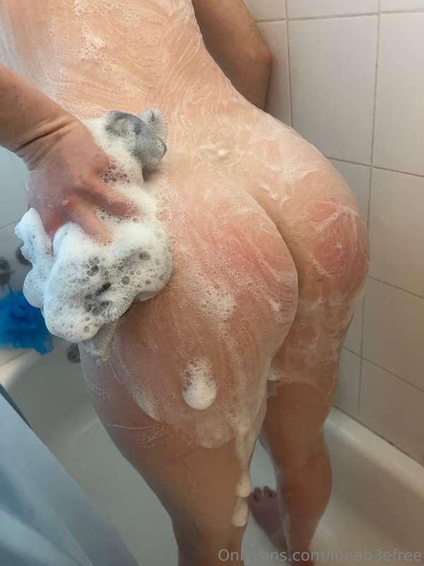 Who likes some shower pictures 💦 unlock if you want to see m..