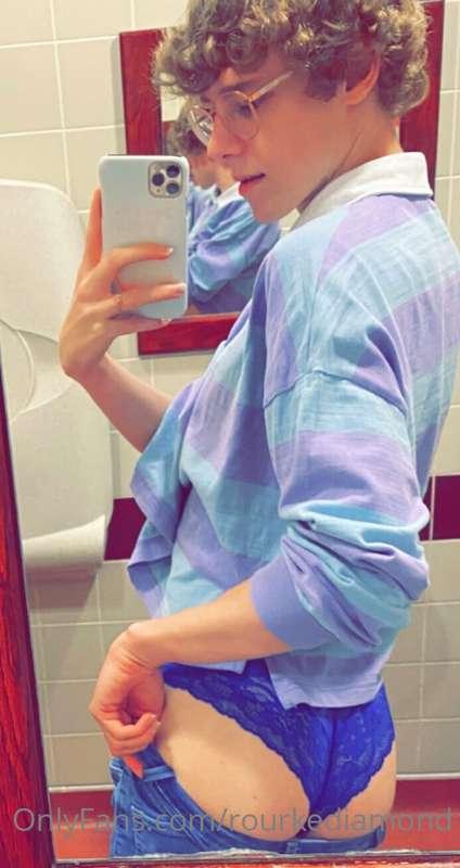 femboy underneath the twink💖