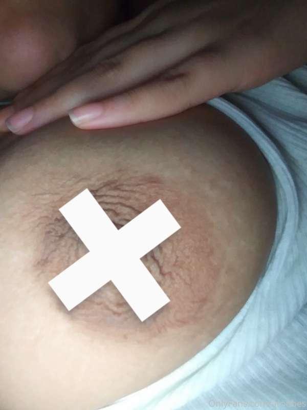I have little tits 😅 which do you like better 🤨