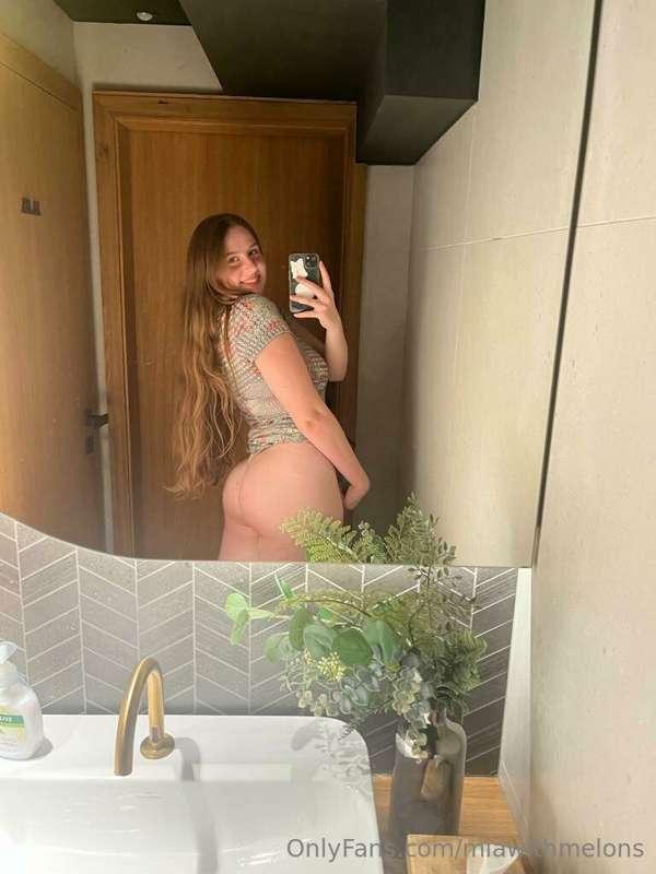 Womans bathroom photo dump📸