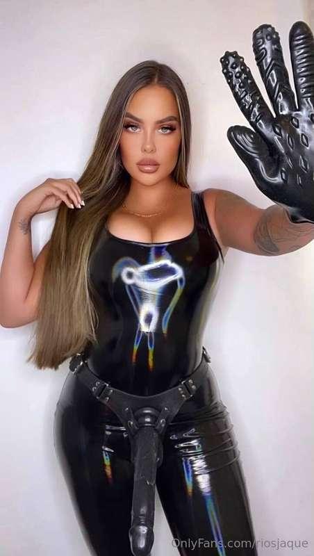 FEMDOM PAGE 🙇‍♂️Are you a submissive beta? Let Goddess take ..