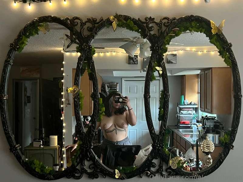 Got a new mirror, painted it black, added moss, mushrooms an..