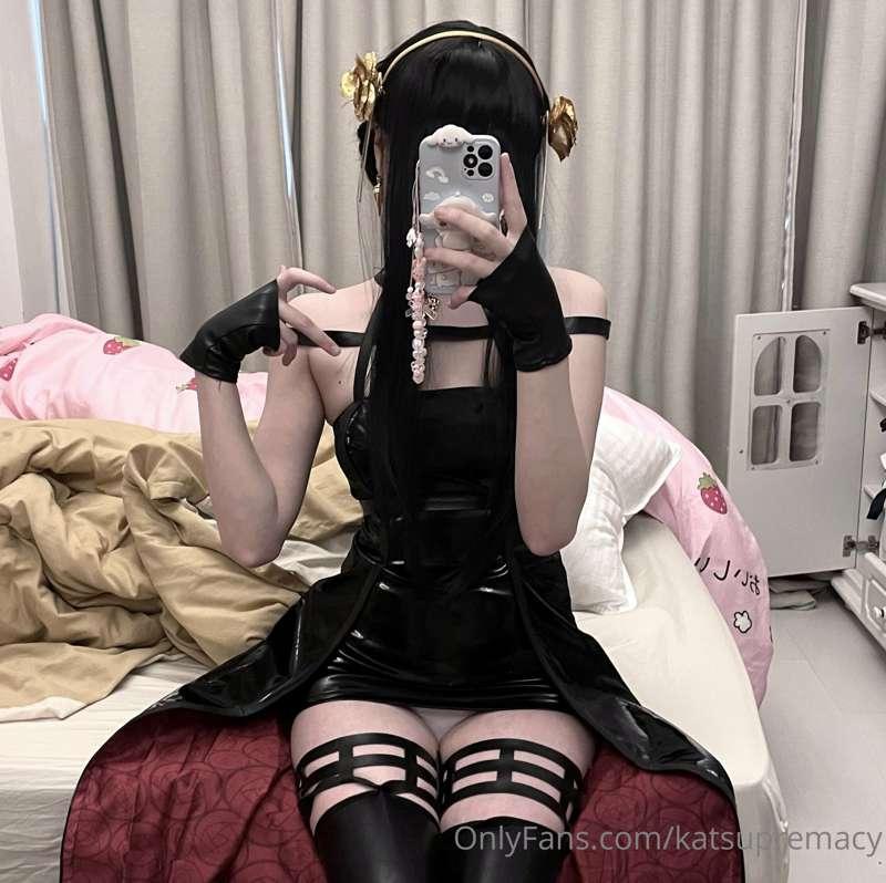 new content in this outfit / cosplay soon?? 😝🎀💫