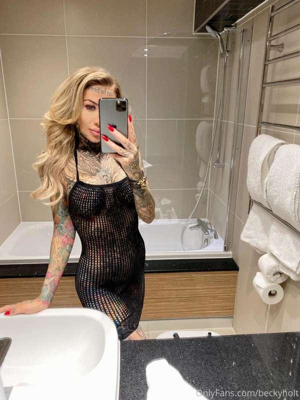 Fishnet and lace, what a combo 🖤