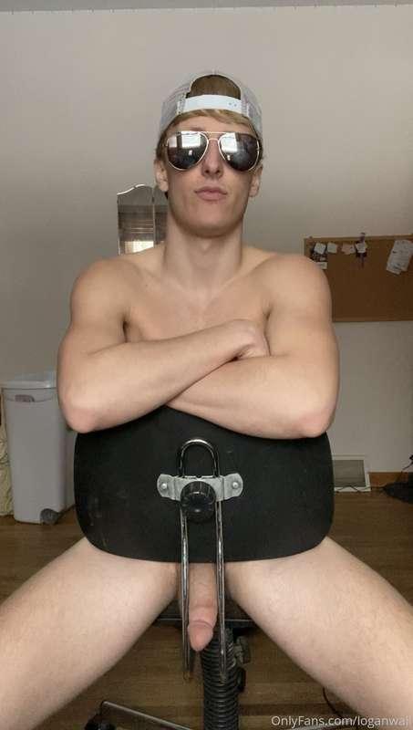 Come here and touch my Dick and get it Hard 🍆